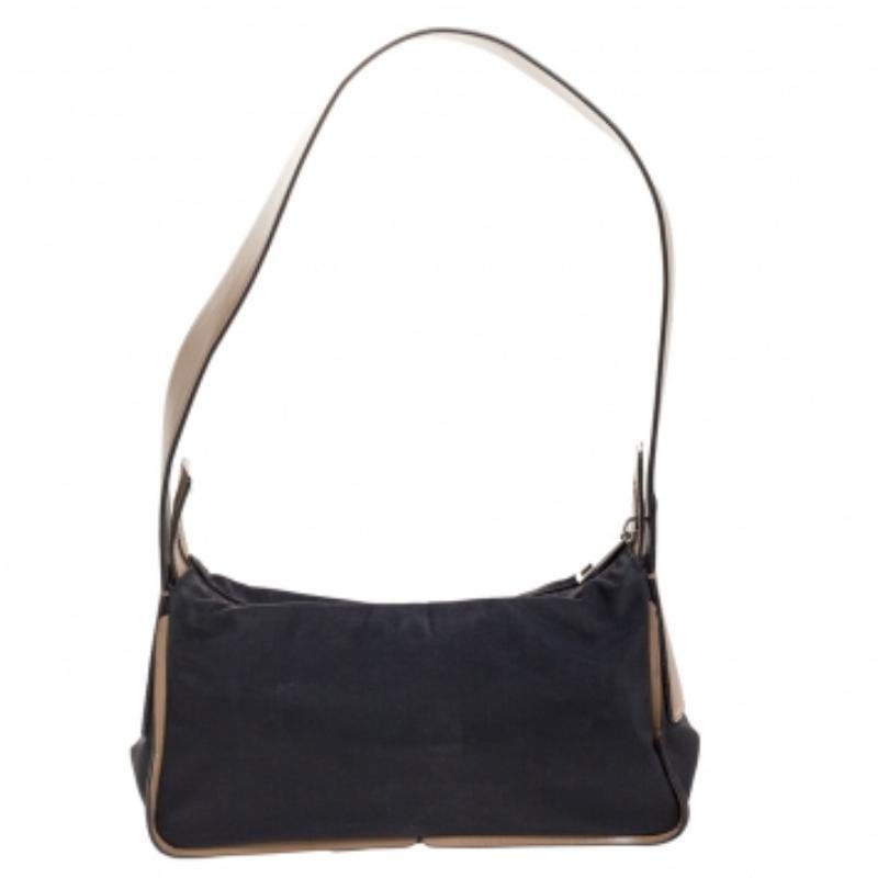 Questa splendida borsa in nylon e pelle è firmata Bally. Con un capiente interno foderato in tela, ospiterà molto di più dei tuoi oggetti essenziali. Con un manico piatto in pelle e una finitura senza cuciture, questa borsa offre stile e massima