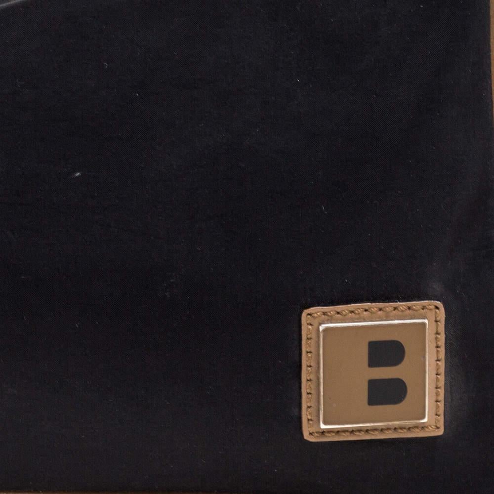 Bally - Sac baguette en nylon et cuir noir/beige État moyen à Dubai, Al Qouz 2
