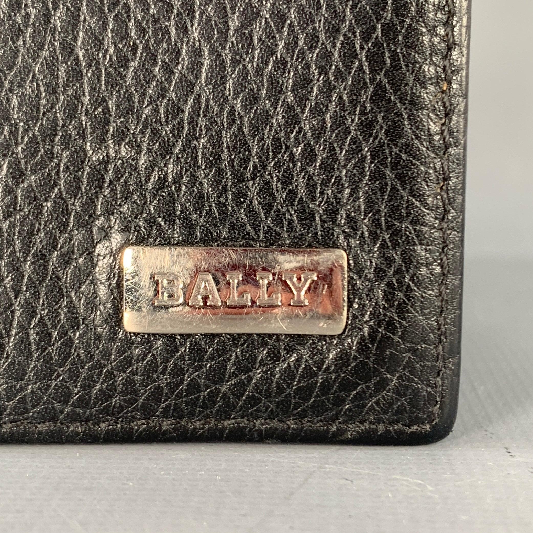 BALLY wallet
in a black leather featuring a bifold style with clear window for ID card. Made in Switzerland.Excellent Pre-Owned Condition.4.25 X 3 inches 
  
  
 
Sui Generis Reference: 137851
Category: Wallet
More Details
    
Brand:  BALLY
Color: 
