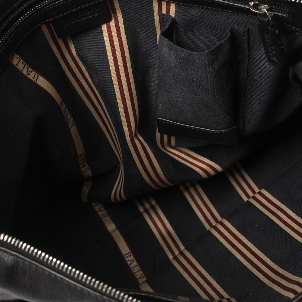 Bally Black Leather Crossbody Messenger Bag In Good Condition In Dubai, Al Qouz 2