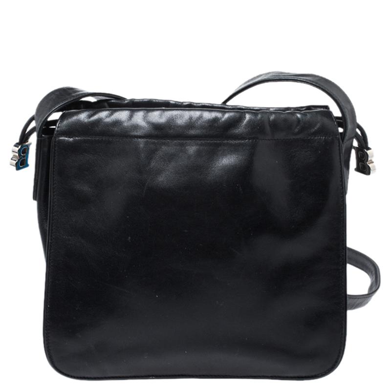 Go gaga over this crossbody bag by Bally! It is crafted in quality leather and accented with silver-tone hardware. With a drawstring closure, the black-coloured bag secures your essentials within the fabric interior. The long shoulder strap makes it