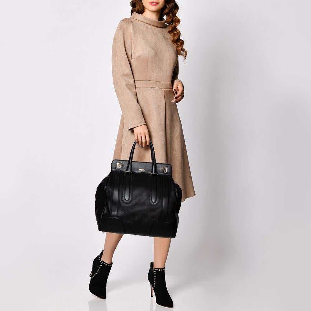 Be the talk of the town when you carry this Bally satchel. Made with quality leather, this bag is styled with logo detailing at the front and twin handles. This chic bag has an equally divine interior lined with fabric and equipped with a zip