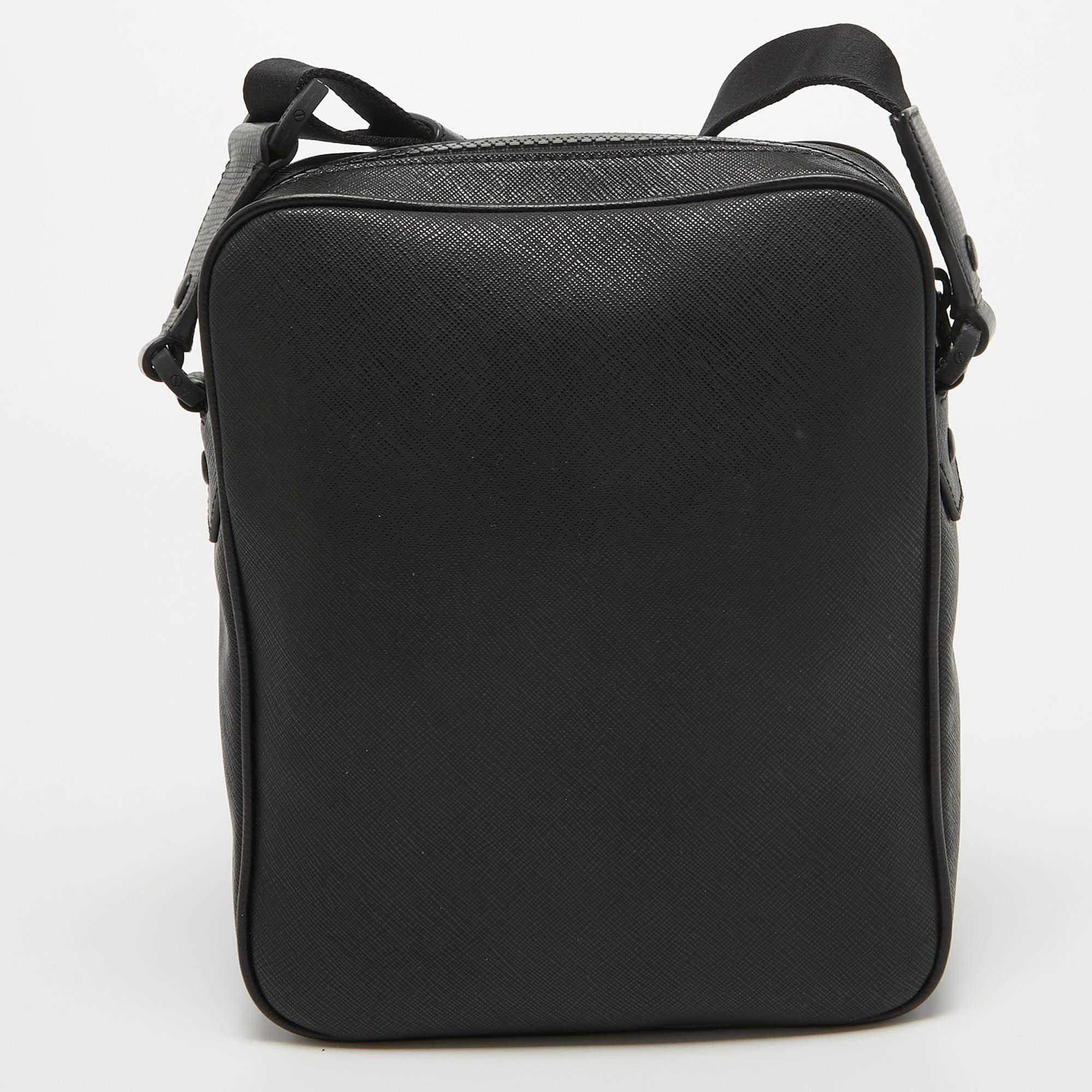 Known for its exclusive craftsmanship, this Bally bag will live up to your expectations. Made from leather in a black shade, the creation comes with a front pocket for easy organization. The messenger bag is completed with an adjustable