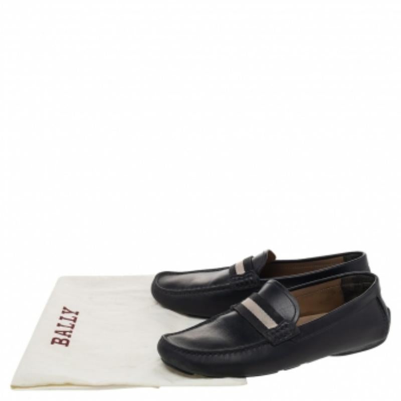 Méticuleusement fabriquées en cuir en Italie, elles présentent un extérieur noir classique et des bordures colorées sur les empeignes. Dotée d'une semelle intérieure confortable et d'une semelle extérieure en caoutchouc robuste, cette paire
