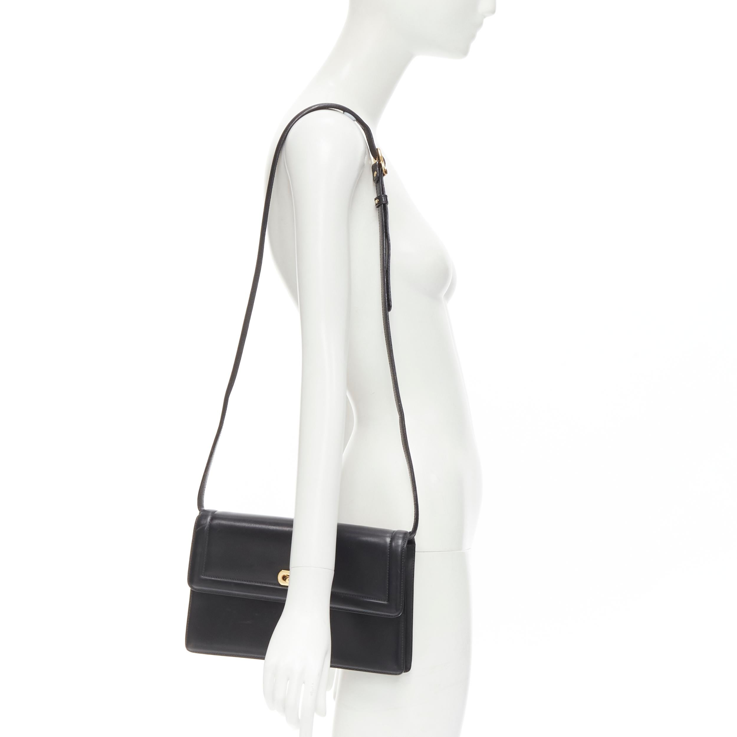 BALLY sac à bandoulière en cuir lisse noir avec fermeture magnétique à anneau doré 
Référence : TALI/A00014 
Marque : Bally 
MATERIAL : Cuir 
Couleur : Noir 
Motif : Solide 
Fermeture : aimant 
Détail supplémentaire : Dessus en cuir lisse.