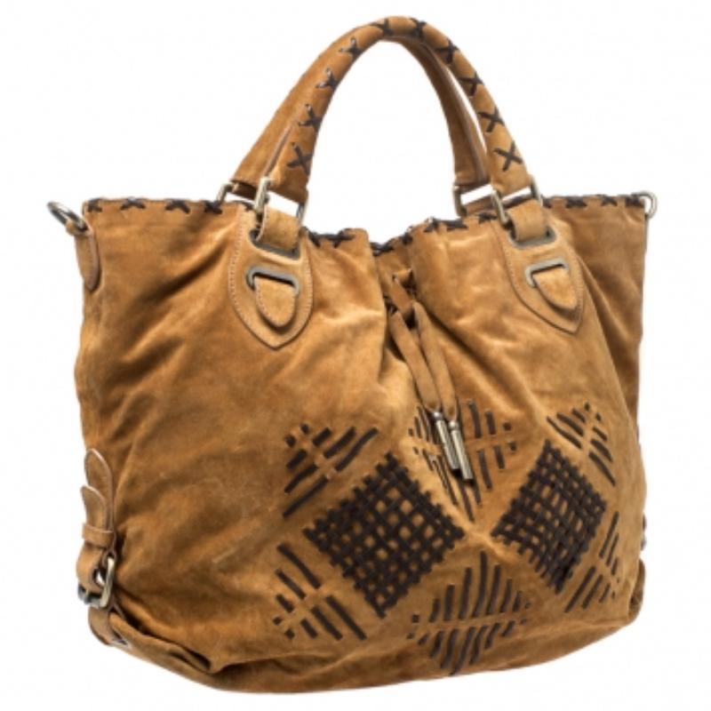 Diese Tote von Bally wertet Ihren Look mit einem schlichten Design auf. Diese braune Tasche wurde sorgfältig aus Wildleder und Leder gefertigt und ist mit einem geräumigen Innenraum aus Nylon ausgestattet, in dem alle wichtigen Dinge Platz finden.