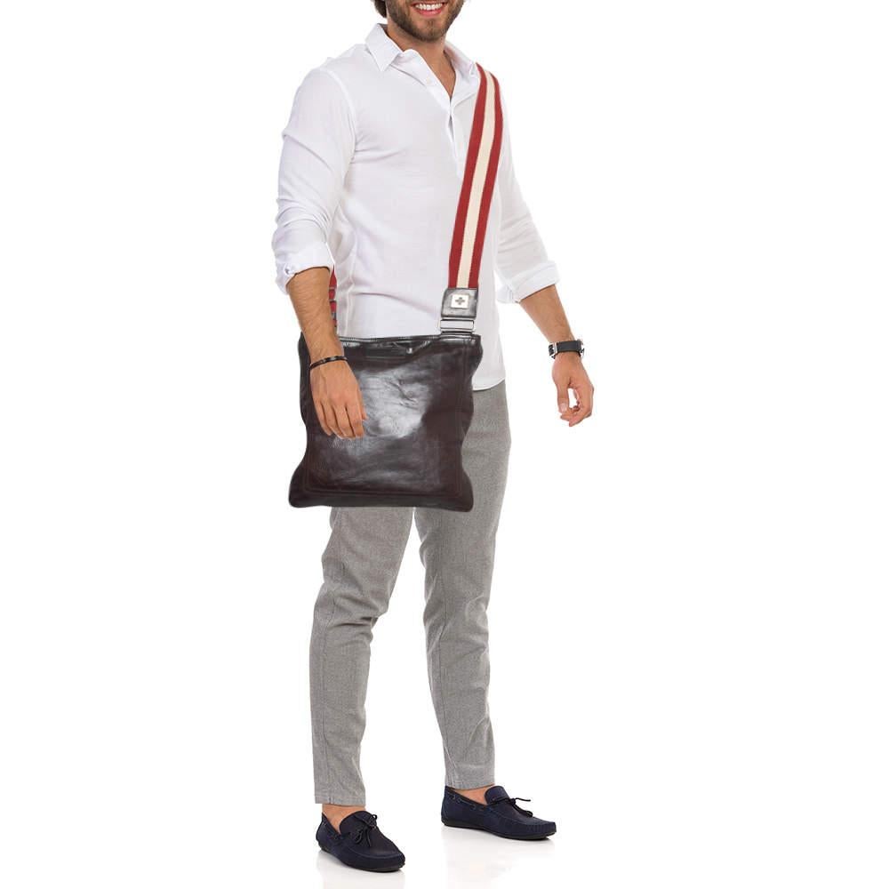 Designer bags are ideal companions for ample occasions Here we have a fashion meets functionality piece crafted with precision. It has been equipped with a well sized interior that can easily fit your small essentials.
