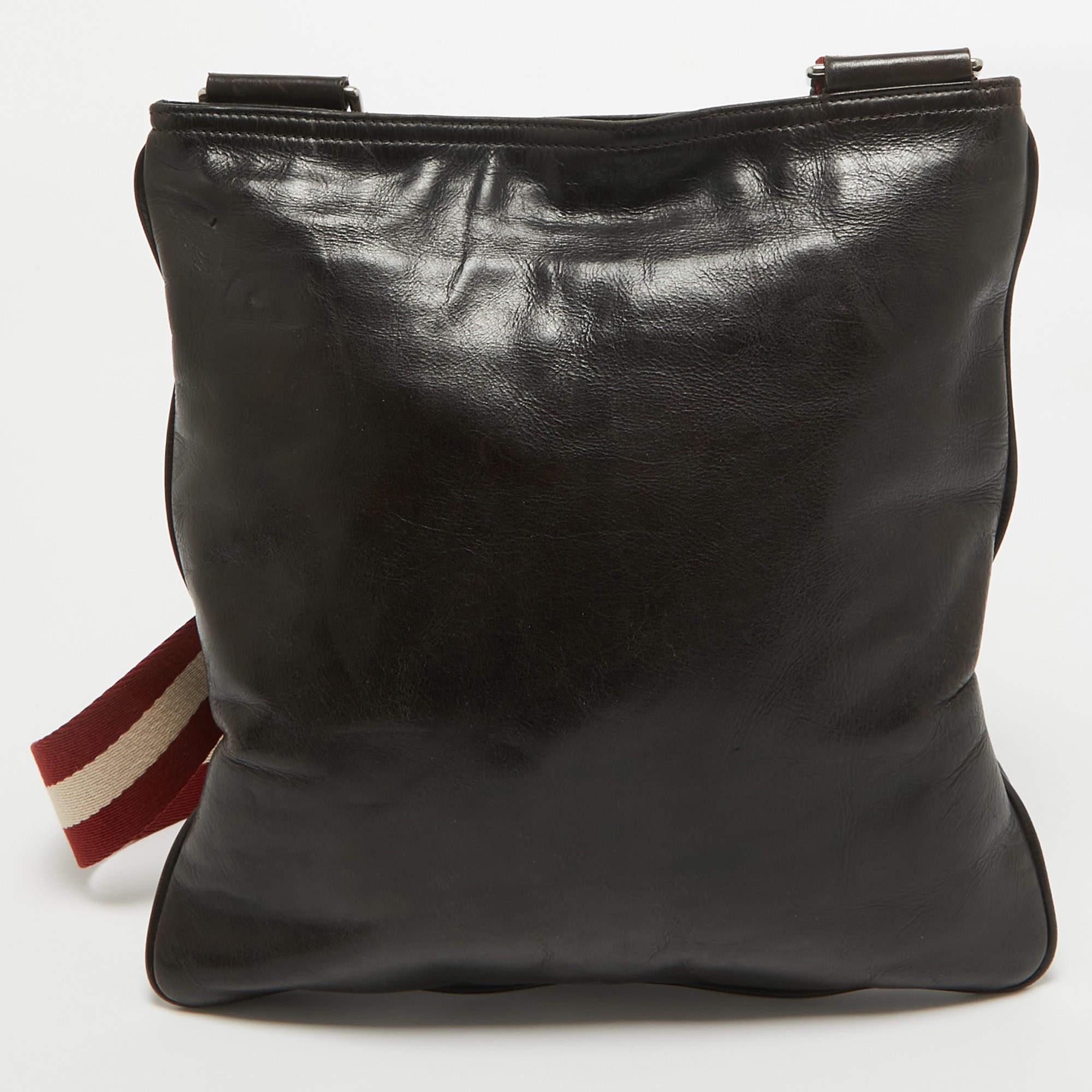 Bally Choco Brown Leather Messenger Bag In Good Condition In Dubai, Al Qouz 2