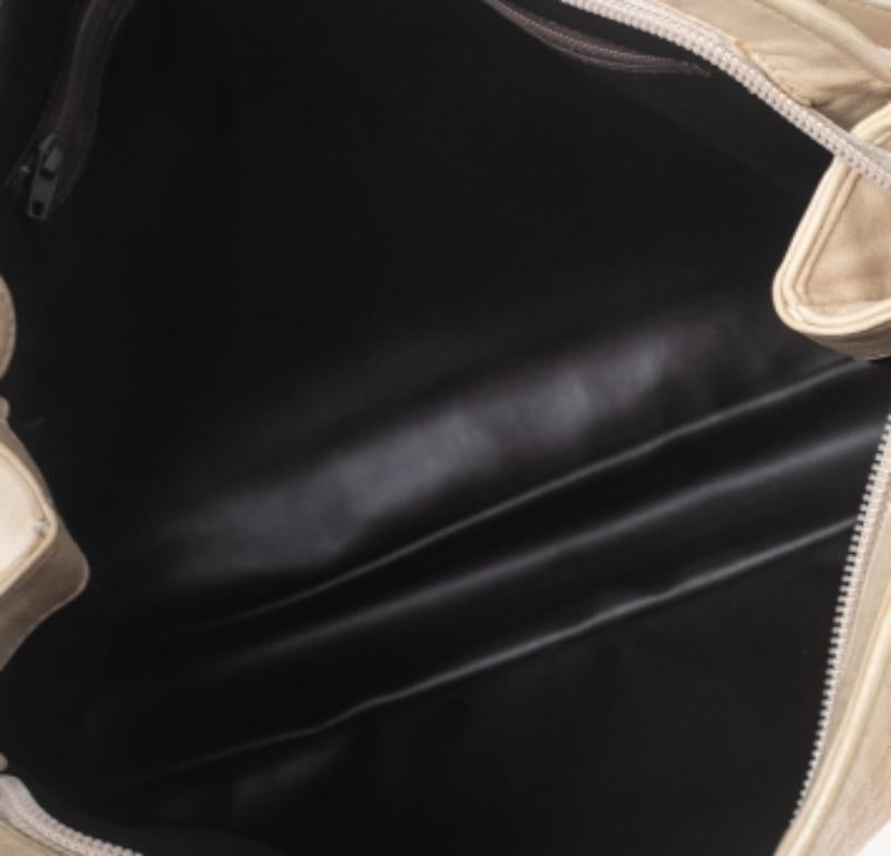 Elegance meets luxury in this bag from the House of Bally. It is created using cream quilted leather, highlighted with fringe detailing. It has a leather-lined interior, gold-tone hardware, and a shoulder chain. This bag will elevate your look