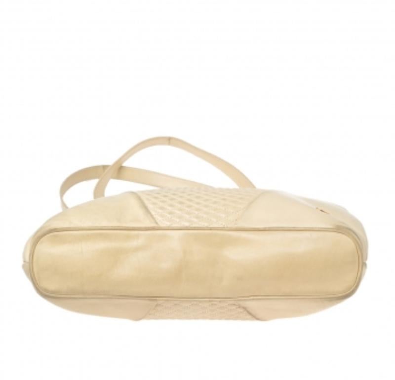 Bally Cream Quilted Leather Fringe Shoulder Bag In Fair Condition For Sale In Dubai, Al Qouz 2