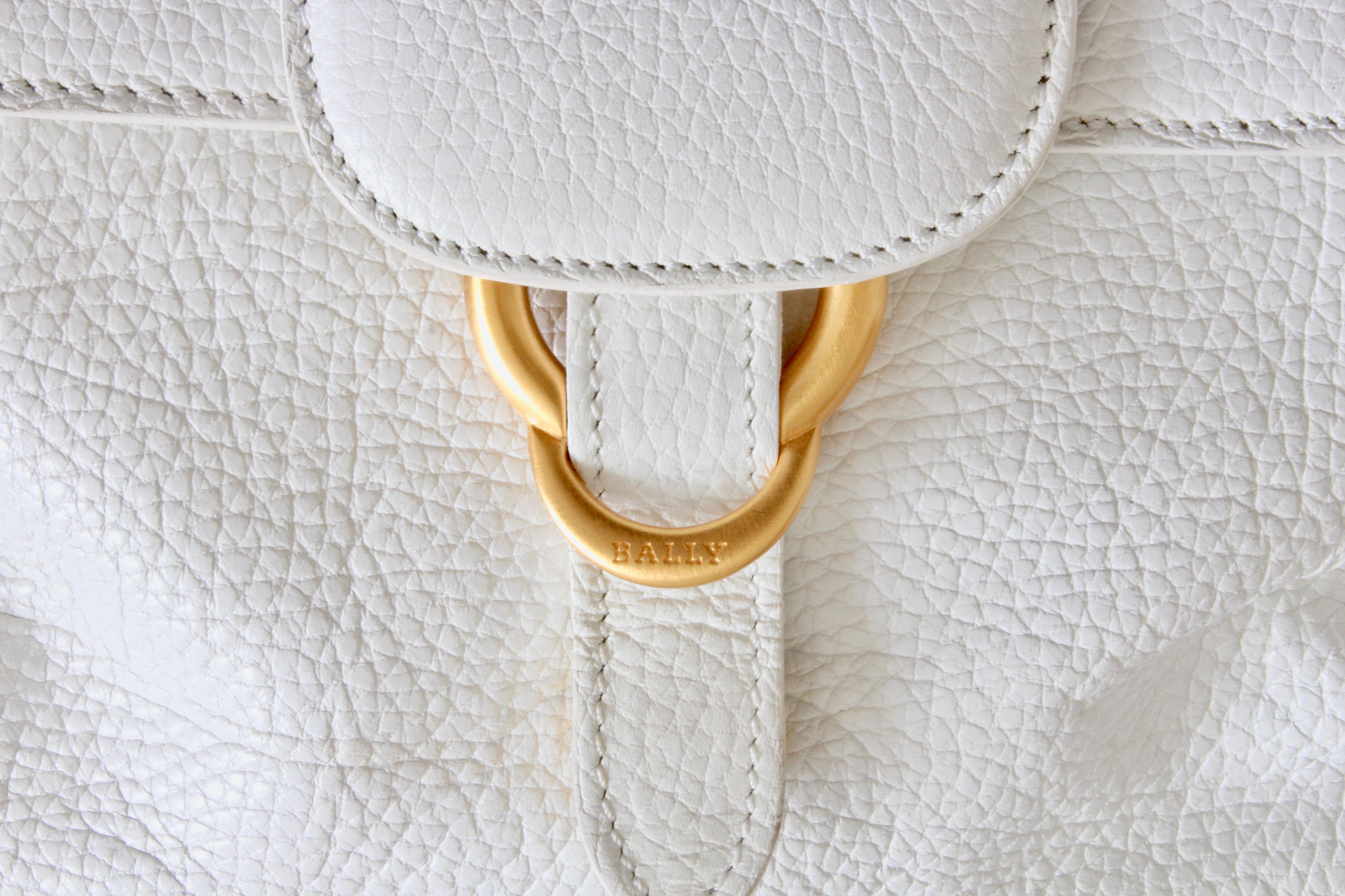Bally Crossbody Bag White Pebbled Leather Top Flap Shoulder Bag Italy In Good Condition In Port Saint Lucie, FL