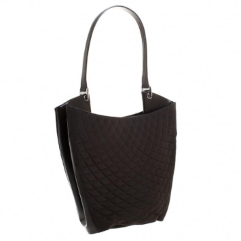 Con questa borsa, Bally presenta un accessorio di stile perfetto per la donna moderna. Realizzato in nylon e pelle verniciata, è disponibile in una bella tonalità di marrone. Questa borsa hobo sfoggia un grazioso esterno trapuntato che aggiunge