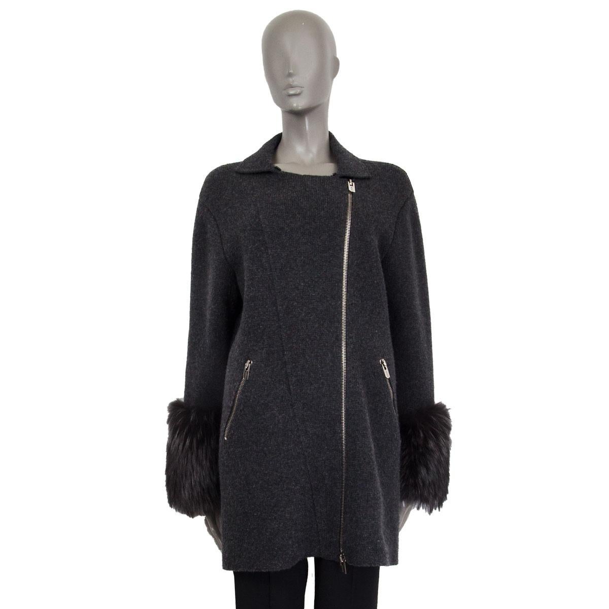 100% authentic Bally fur-cuff knit jacket in dark gray wool (70%), cashmere (30%) and with cuffs in silver fox (100%). Closes with a zipper on the front and with zipped pockets. Unlined. Has been worn and is in excellent condition.

Tag Size 36
Size