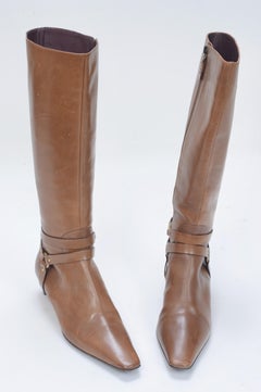 Bally-Kniehohe Stiefel aus hellbraunem Leder mit Knöchelriemen, verziert mit Messingschnallen