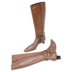 Bally-Kniehohe Stiefel aus hellbraunem Leder mit Knöchelriemen, verziert mit Messingschnallen