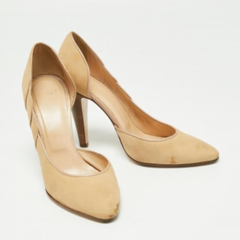 Con su elegancia atemporal y su diseño sofisticado, los zapatos de salón de Bally realzarán tu conjunto con creces. Fabricados en piel de nobuk en un tono marrón claro, tienen punta y tacón robusto. Estos zapatos de salón se pueden combinar