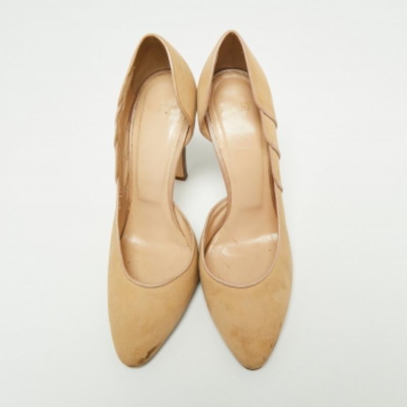 Bombas con punta en piel de nobuck marrón claro de Bally Talla 39.5 en Bastante bueno estado para la venta en Dubai, Al Qouz 2
