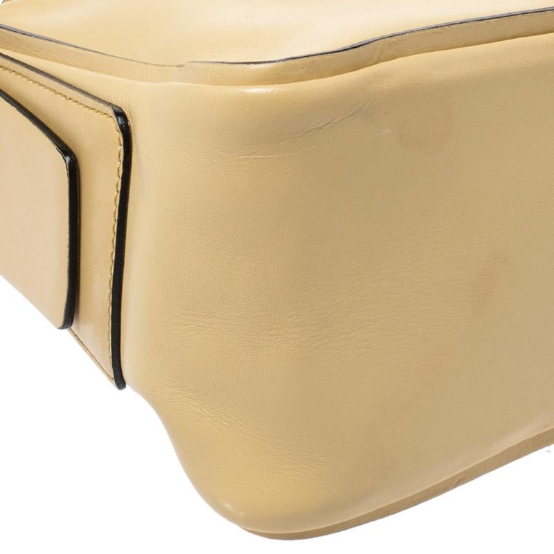 Bally Light Yellow Leather Zip Shoulder Bag In Good Condition For Sale In Dubai, Al Qouz 2