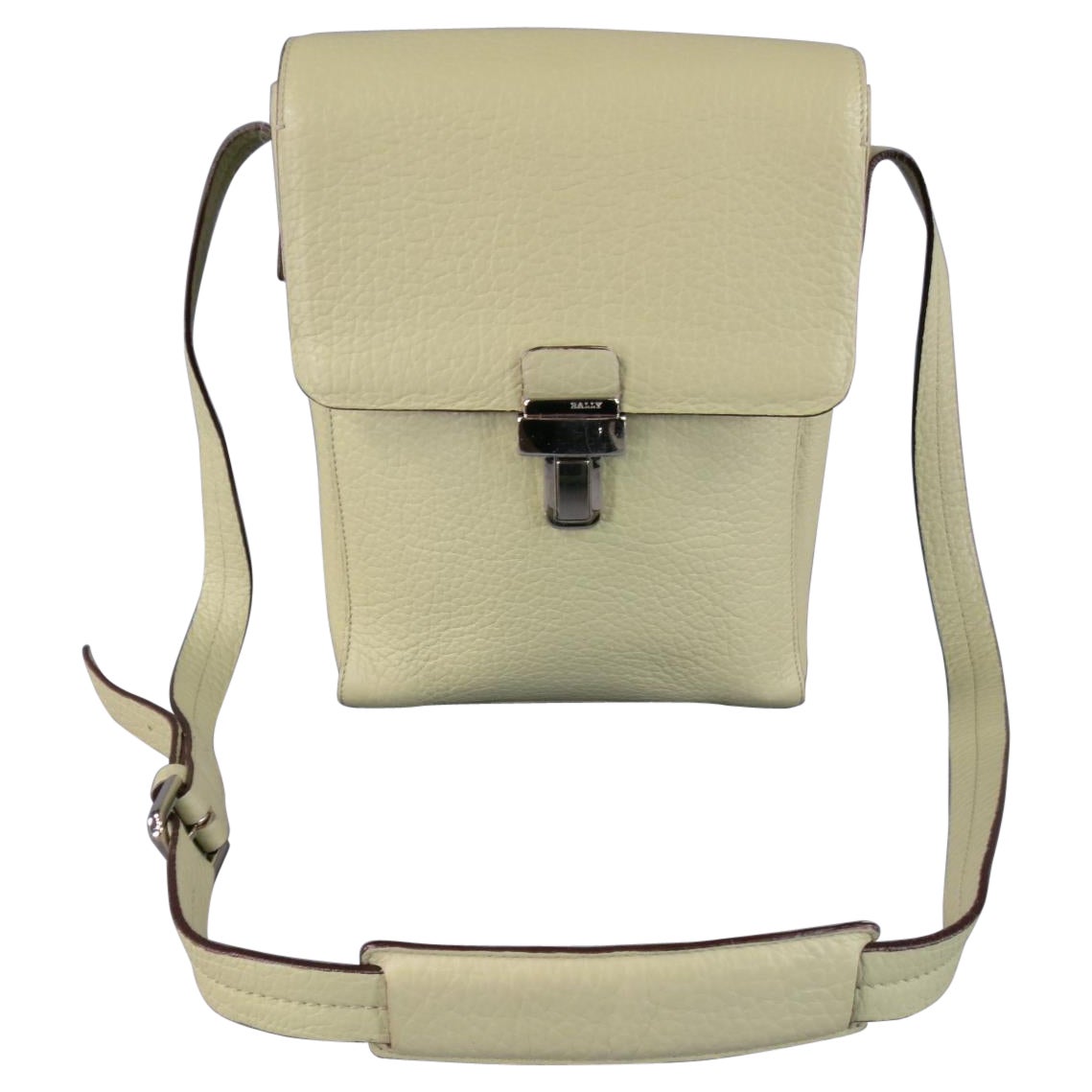 BALLY Mintgrüne, beige, strukturierte Leder-Umhängetaschen mit silberner Schnalle im Angebot