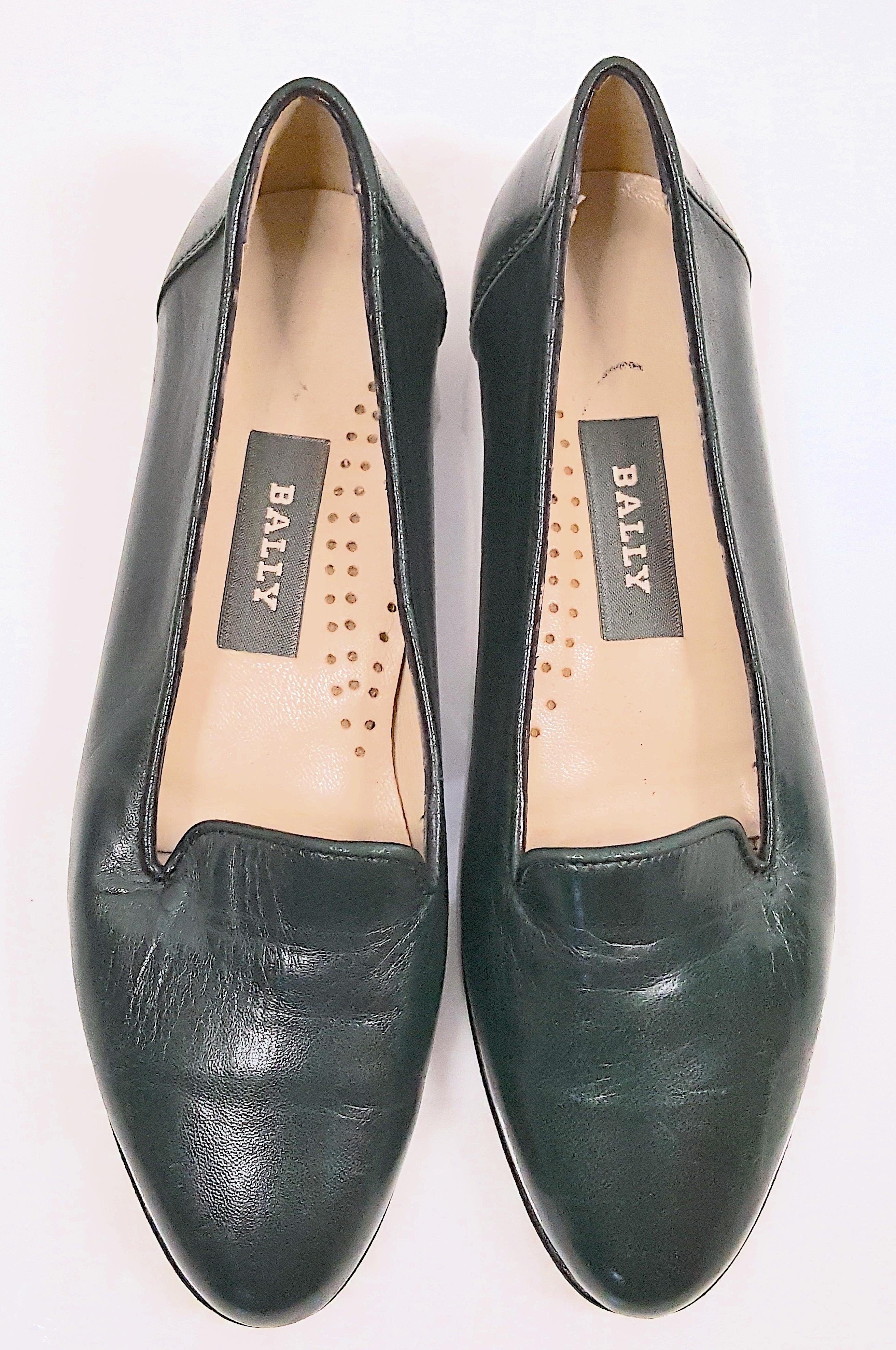 This Bally never-worn pair of luxurious nappa leather dark green almost-black slip-on shoes mixes the classic styles of a round-toe ballet flat and an unadorned sleek loafer with a low notched vamp and cushioned breathable arch in the branded