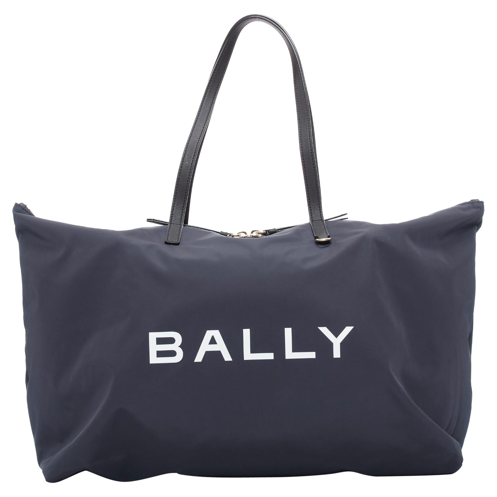 BALLY marineblaue Reisetasche aus Nylon mit weißem Logo und faltbarer Schultertasche im Angebot