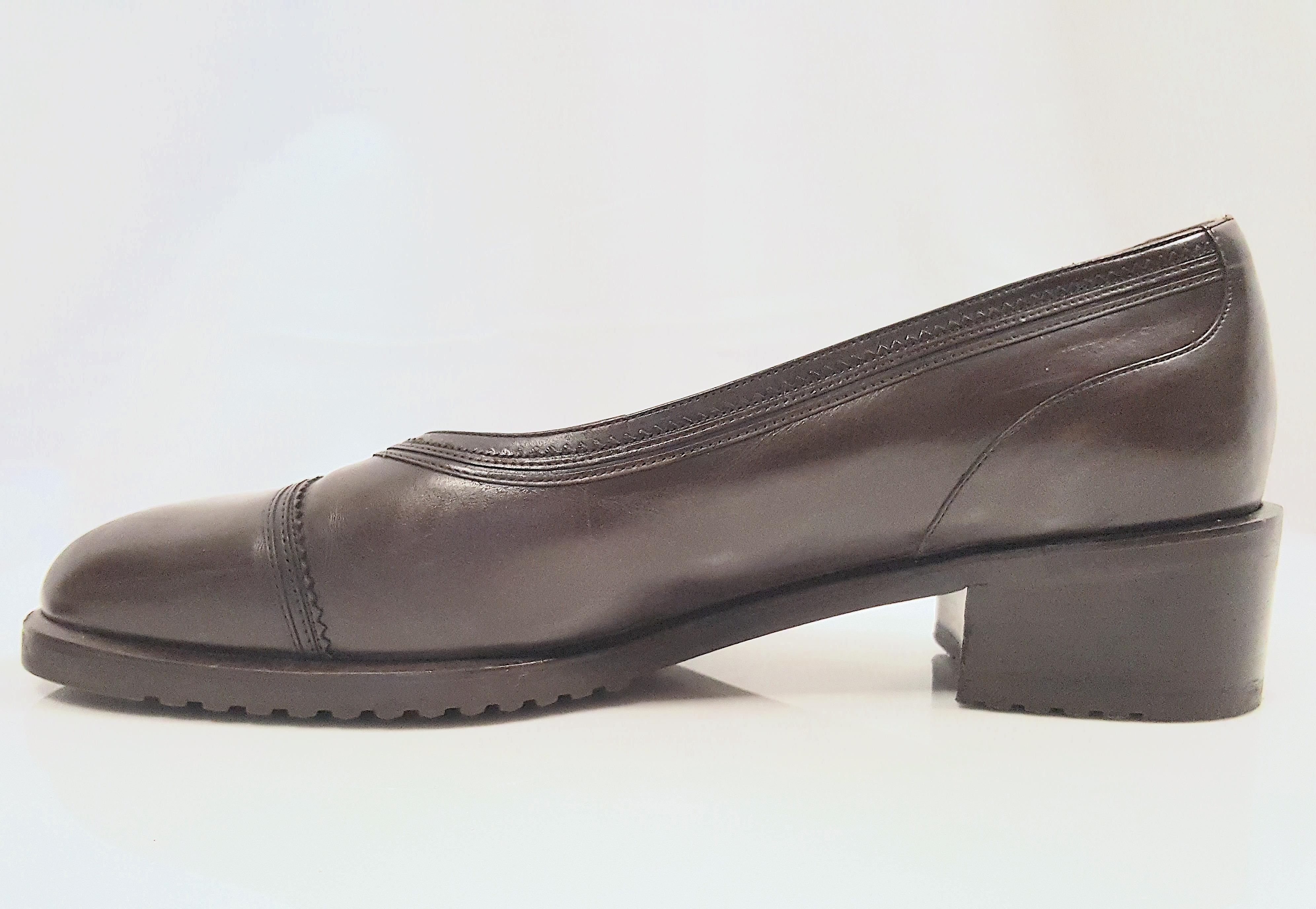 In excellent like-new condition since they were custom-made in the late 20th Century, these Bally luxurious shearling-lined leather Vasano-model shoes that are equivalent to a U.S.-size wide 7 1/2 are a dark brown classic Oxford-style slip-on