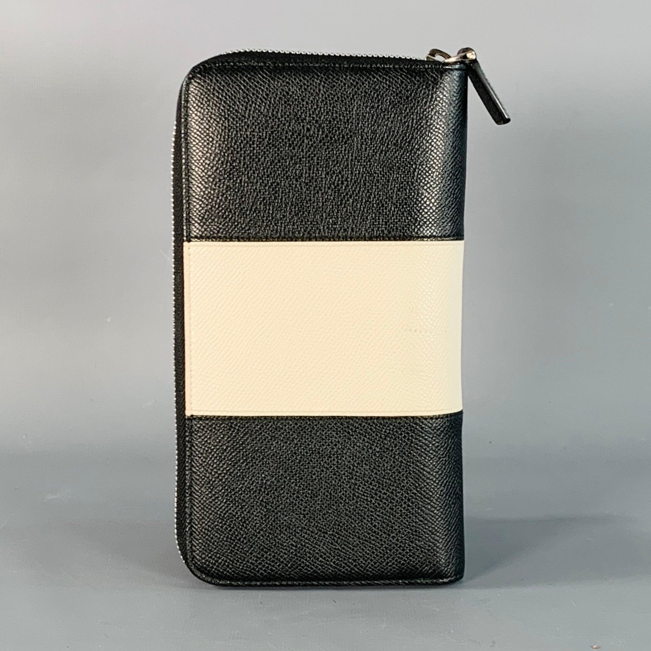 BALLY-Scheckheft
Brieftasche aus schwarzem und weißem strukturiertem Leder mit mehreren Kartenfächern, Scheckbuchhalter und Reißverschluss. Hergestellt in Italien, guter gebrauchter Zustand. Mehrere kleine Flecken und Gebrauchsspuren. 8,25 x 4,25