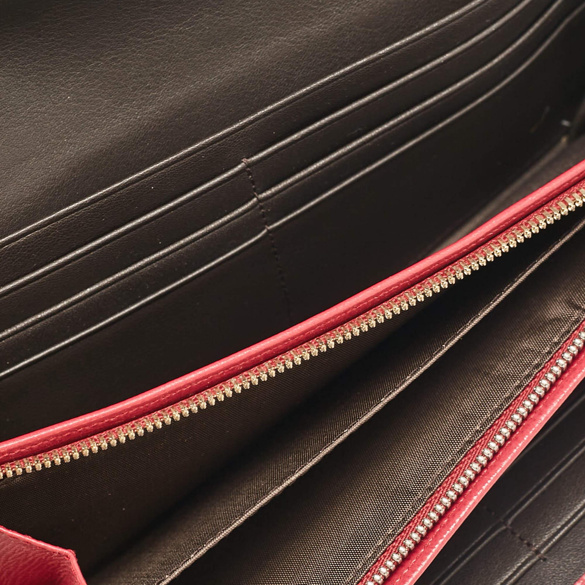 This wallet is conveniently designed for everyday use. It comes with a well structured interior for you to neatly arrange your cards and cash. This stylish piece is complete with a sleek appeal.