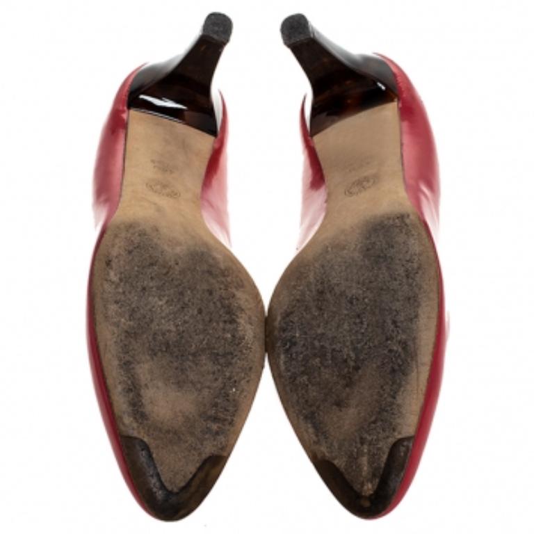 Vous ne pouvez pas vous tromper avec ces escarpins de Bally. Ces escarpins faciles à porter ont été confectionnés en cuir verni et se déclinent dans une superbe nuance de rose. Conçues pour offrir style et classe, elles sont dotées de bouts ronds et