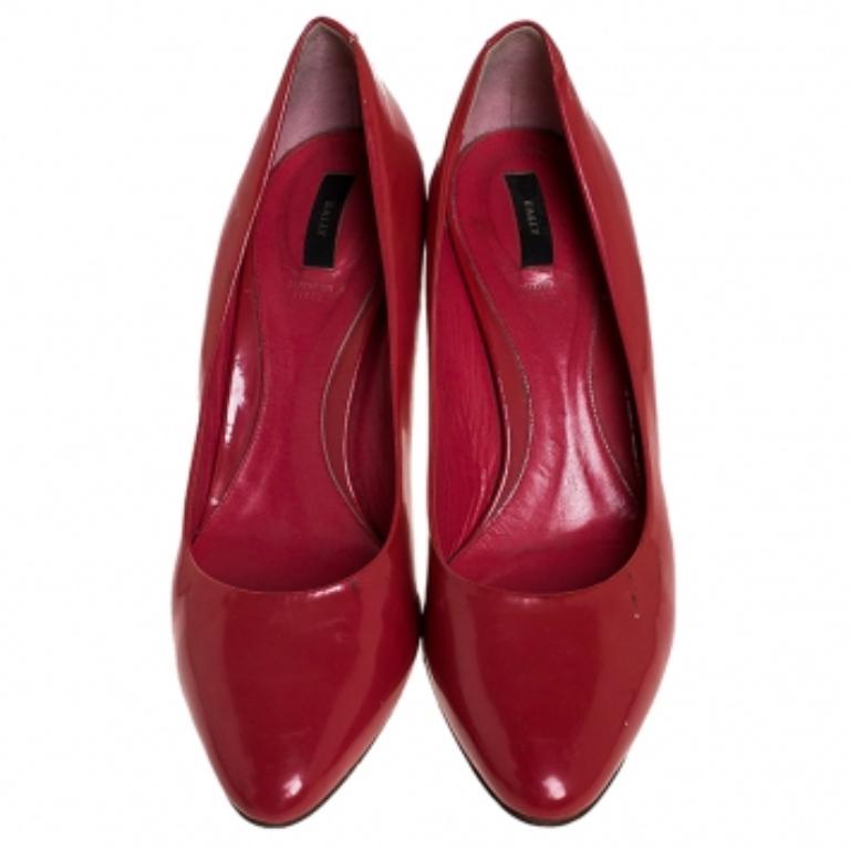Bally escarpins à bout rond en cuir verni rose, taille 41 État moyen - En vente à Dubai, Al Qouz 2