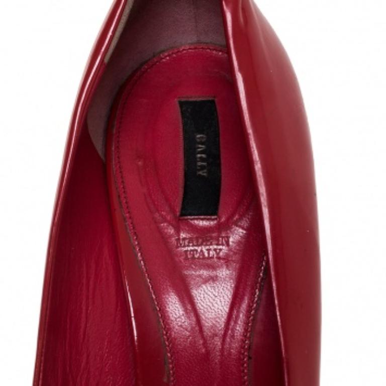 Bally escarpins à bout rond en cuir verni rose, taille 41 en vente 2