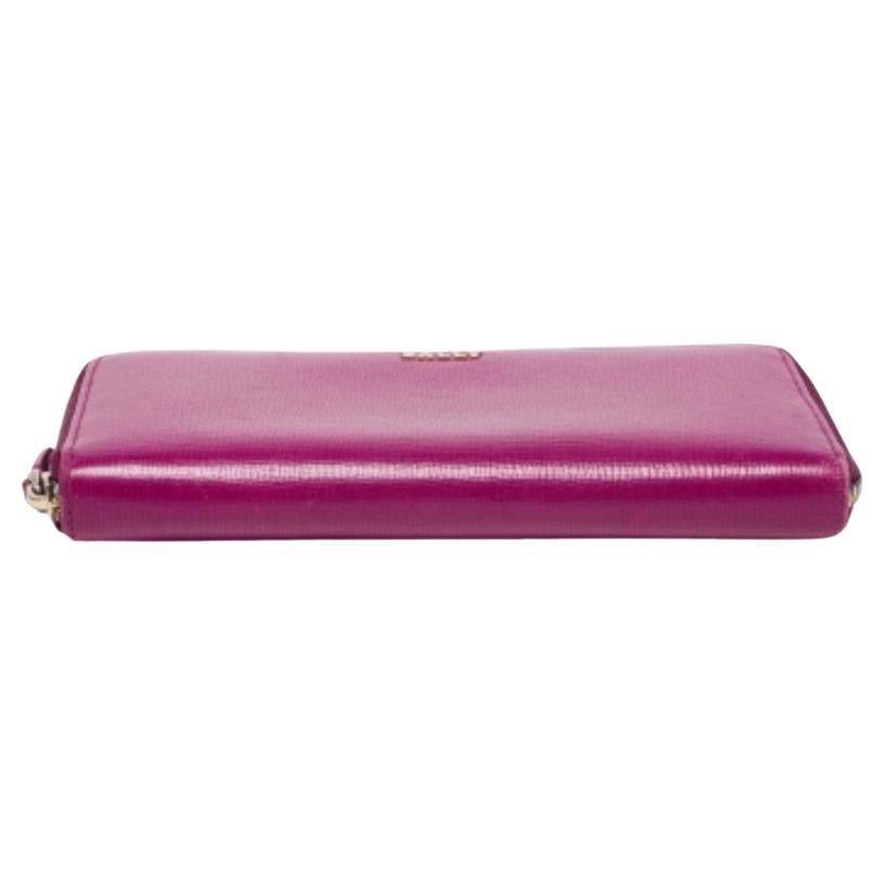 Cartera con cremallera de piel morada Bally en Bastante bueno estado para la venta en Dubai, Al Qouz 2