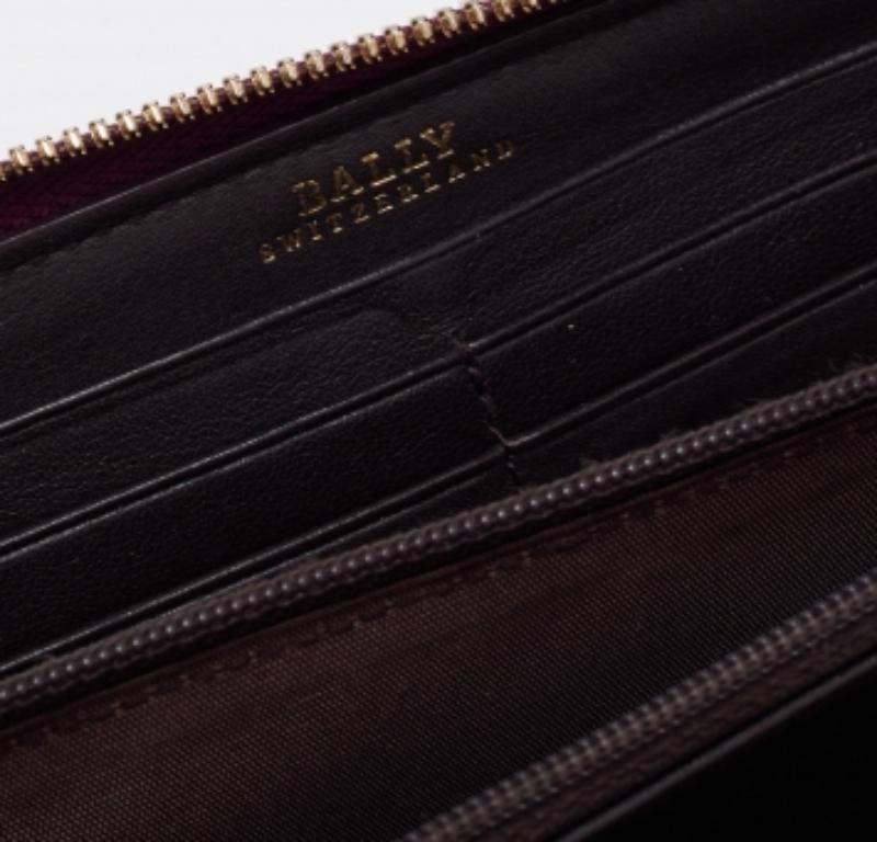 De las mujeres Cartera con cremallera de piel morada Bally en venta