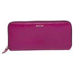 Cartera con cremallera de piel morada Bally