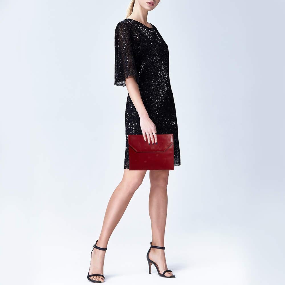 Diese Bally Clutch ist eine Kreation, die sich durch hervorragende Handwerkskunst und raffinierten Stil auszeichnet. Diese Clutch mit Klappe wurde mit viel Geschick gefertigt und makellos verarbeitet, um ein luxuriöses Accessoire in Ihrer Hand zu