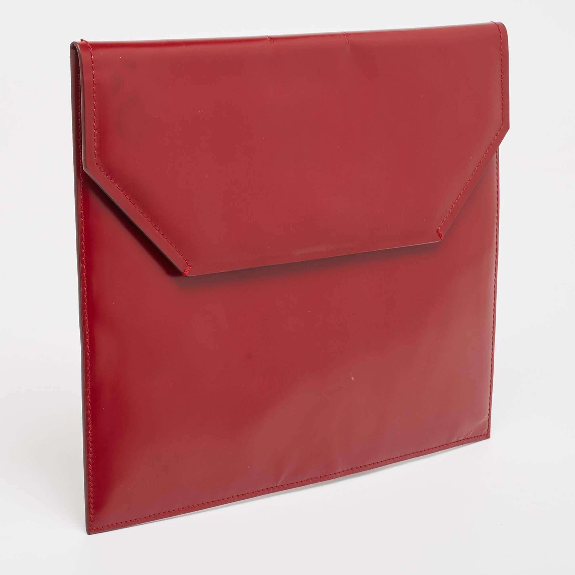 Bally Rot Glänzende Leder Umschlagstasche im Zustand „Gut“ im Angebot in Dubai, Al Qouz 2