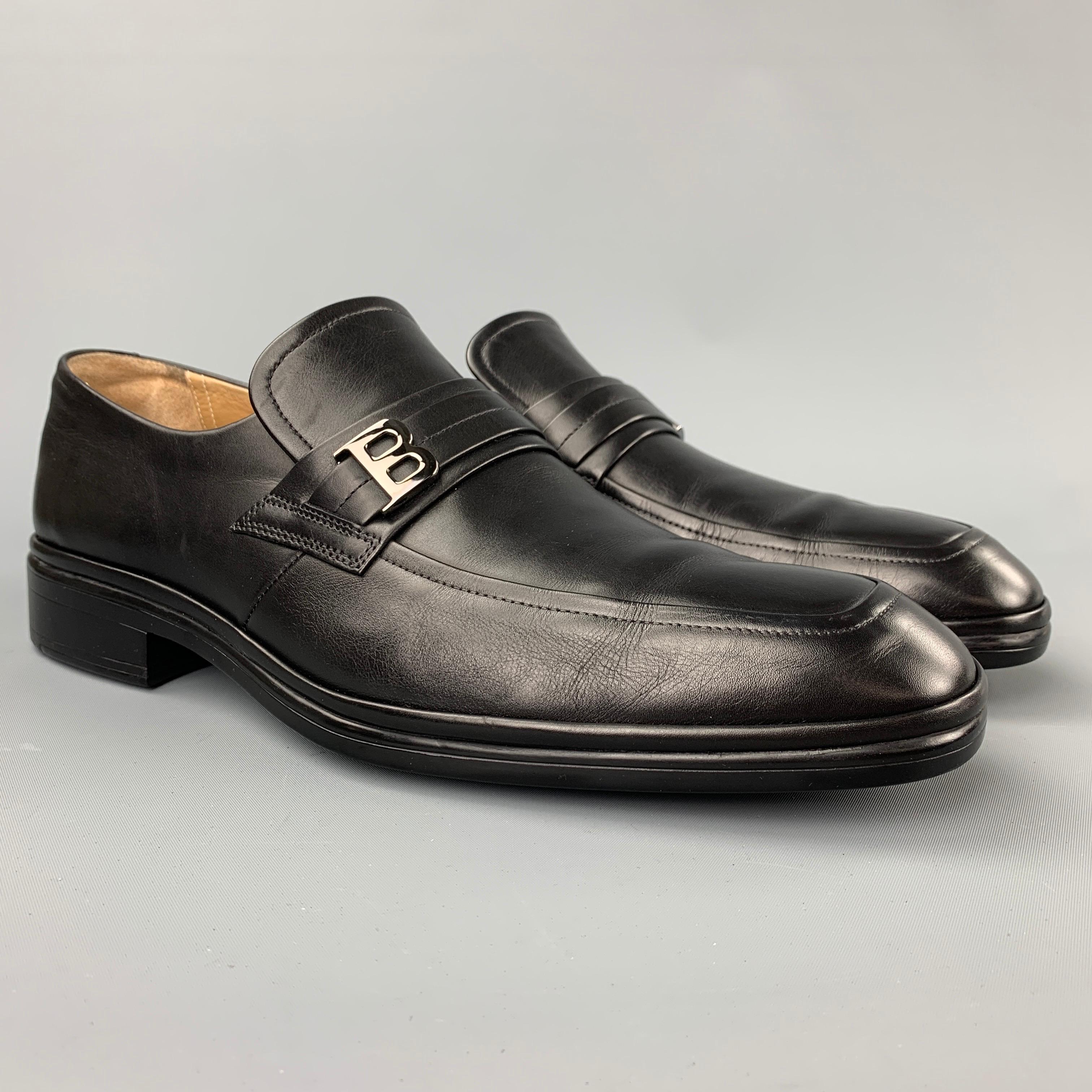 BALLY loafers comes in a black leather featuring a cap toe, front strap, silver tone logo detail, and a wooden sole. Made in Switzerland.

New With Box.
Marked: EU 9 E / US 10 D

Outsole: 12 in. x 4 in.