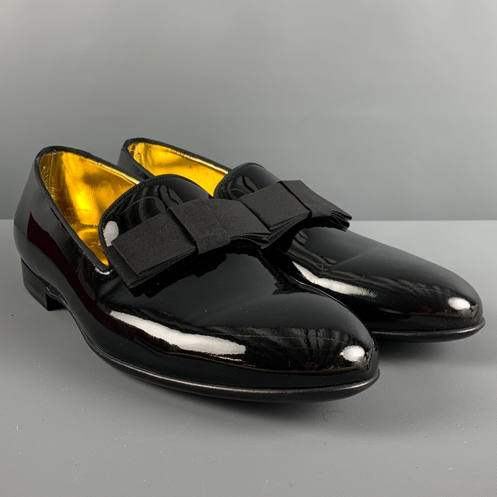 BALLY dress loafers come in black patent leather and a bowtie detail. Made in Switzerland.
Comes with Box, and Dust Bag.New with Tags. 

Marked:   487601 11NAOJ EU10/ USA 11Outsole: 12.5 x 4 inches 
  
  
 
Reference: 125618
Category: Loafers
More