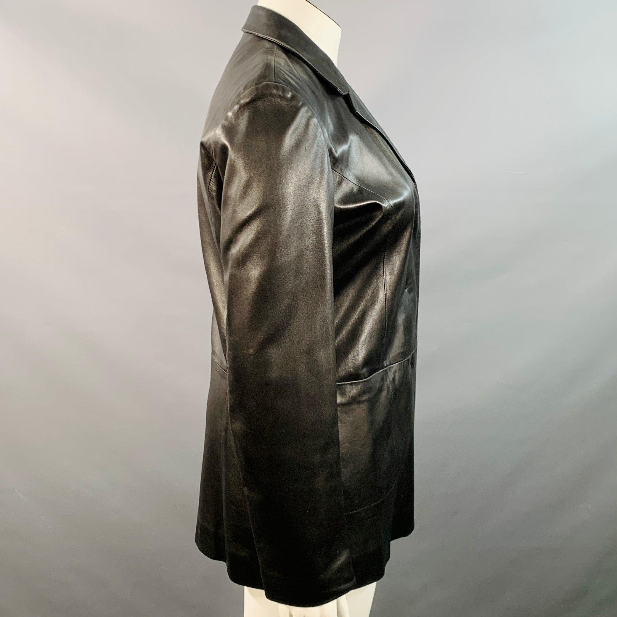 Veste BALLY
en cuir noir, avec un revers à cran, deux poches et une fermeture à bouton caché. Fabriqué en Italie. Très bon état. Signes d'usure mineurs, principalement sur les garnitures. 

Marqué :   IT 46 

Mesures : 
 
Épaule : 17 pouces Poitrine