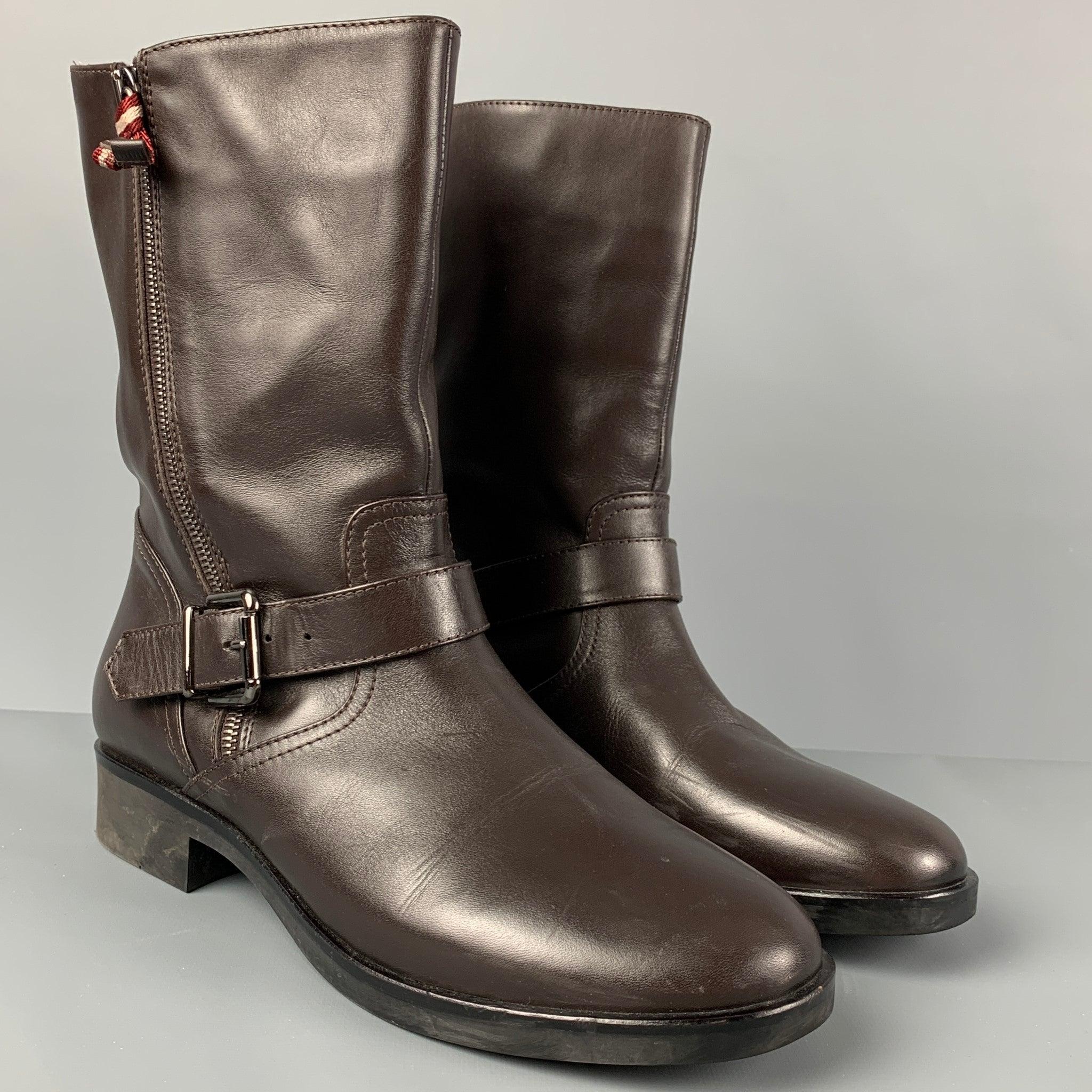 BALLY 'Desia' boots comes in a brown leather featuring a belted strap and a side zipper closure. Made in Italy.
Very Good
Pre-Owned Condition. 

Marked:   42 

Measurements: 
  Length: 11 inches  Width: 3.75 inches  Height: 9.75 inches 
  
  
