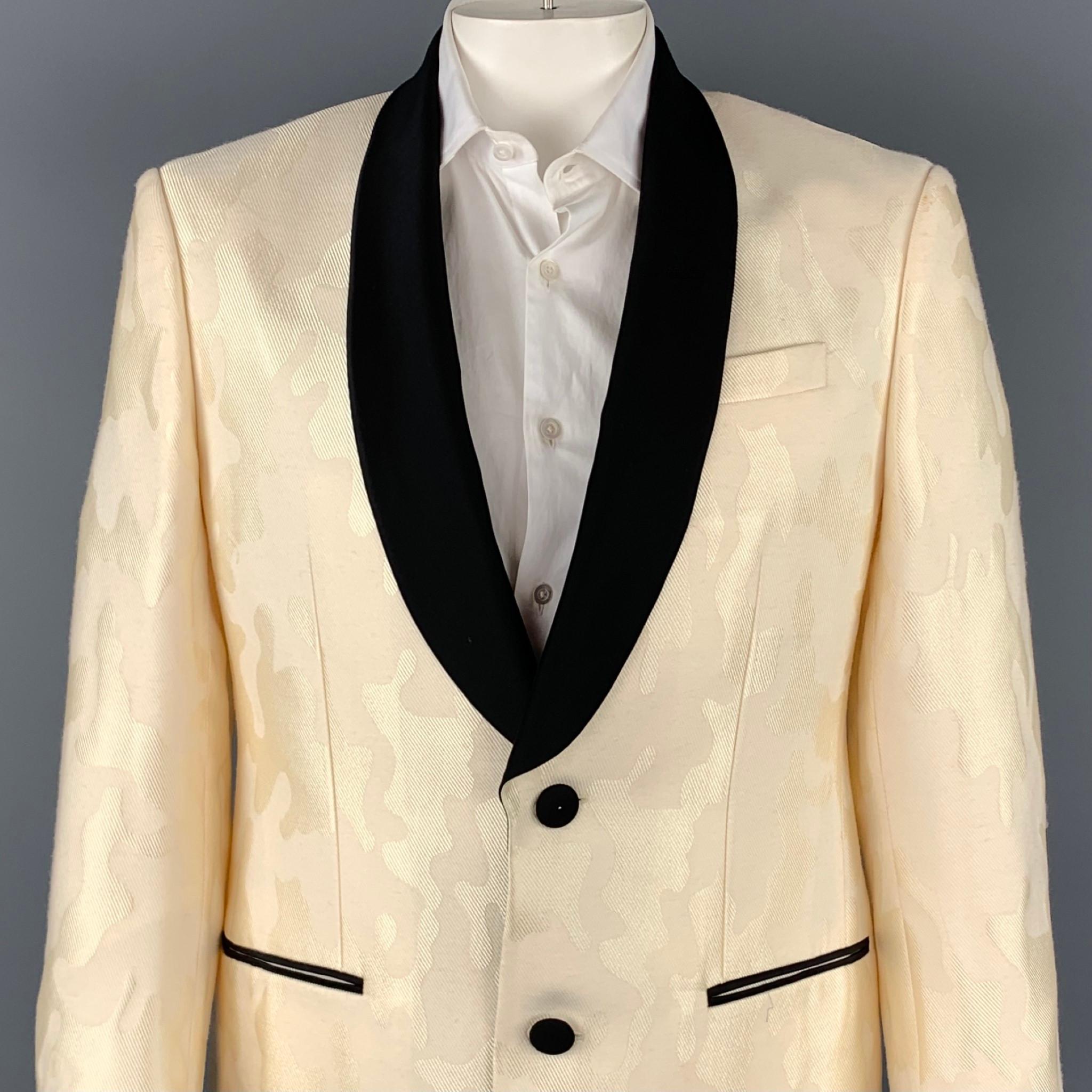 BALLY sport coat comes in a beige jacquard viscose blend with a full liner featuring a shawl collar, slit pockets, and  two button closure. Made in Italy.

Very Good Pre-Owned Condition.
Marked: 46

Measurements:

Shoulder: 19 in.
Chest: 42