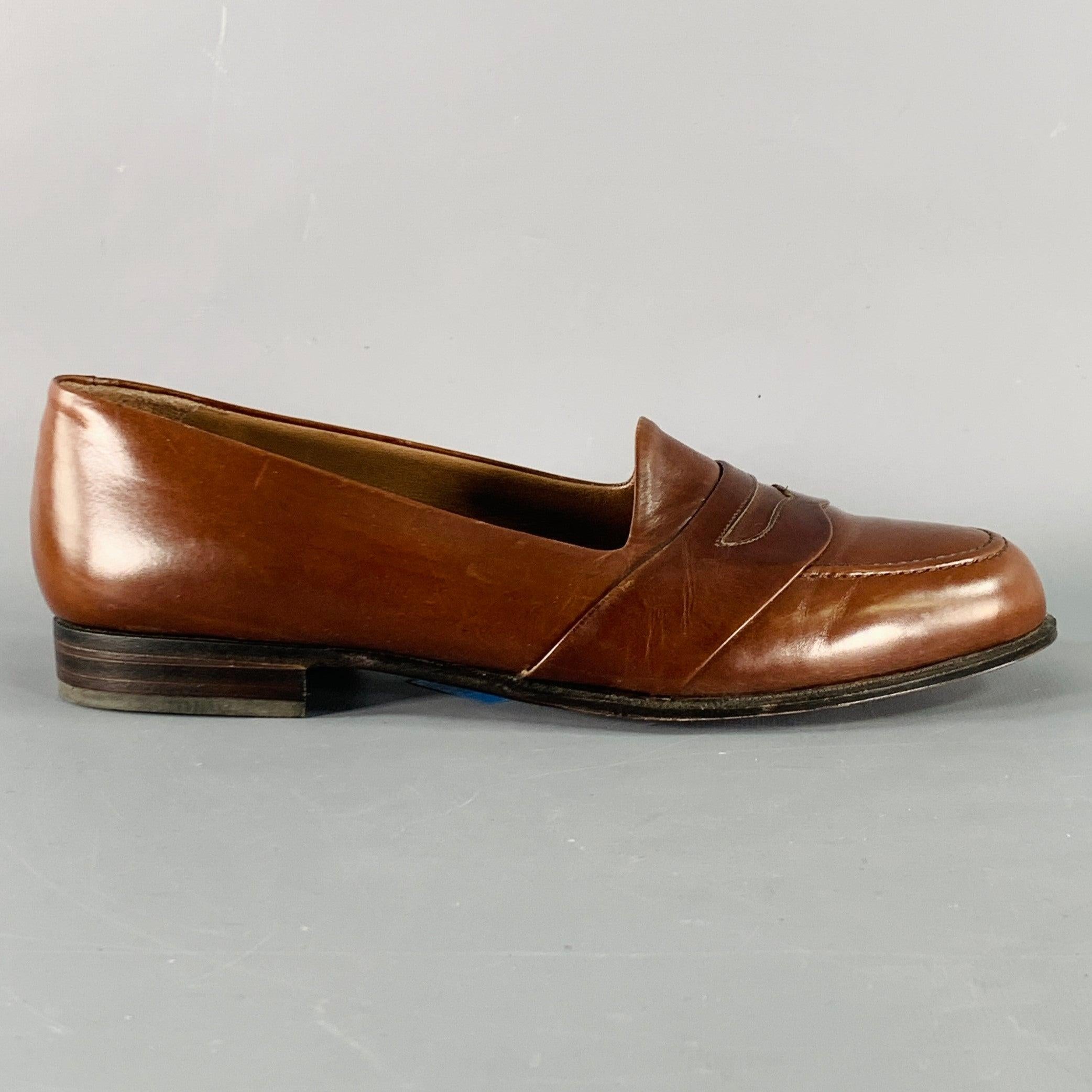 Vintage BALLY loafers
in a brown leather featuring a penny style and slip on closure. Made in Switzerland.Very Good Pre-Owned Condition. 

Marked:   8 D 52202 01Outsole: 10.5 x 3.75 inches 
  
  
 
Sui Generis Reference: 136934
Category: