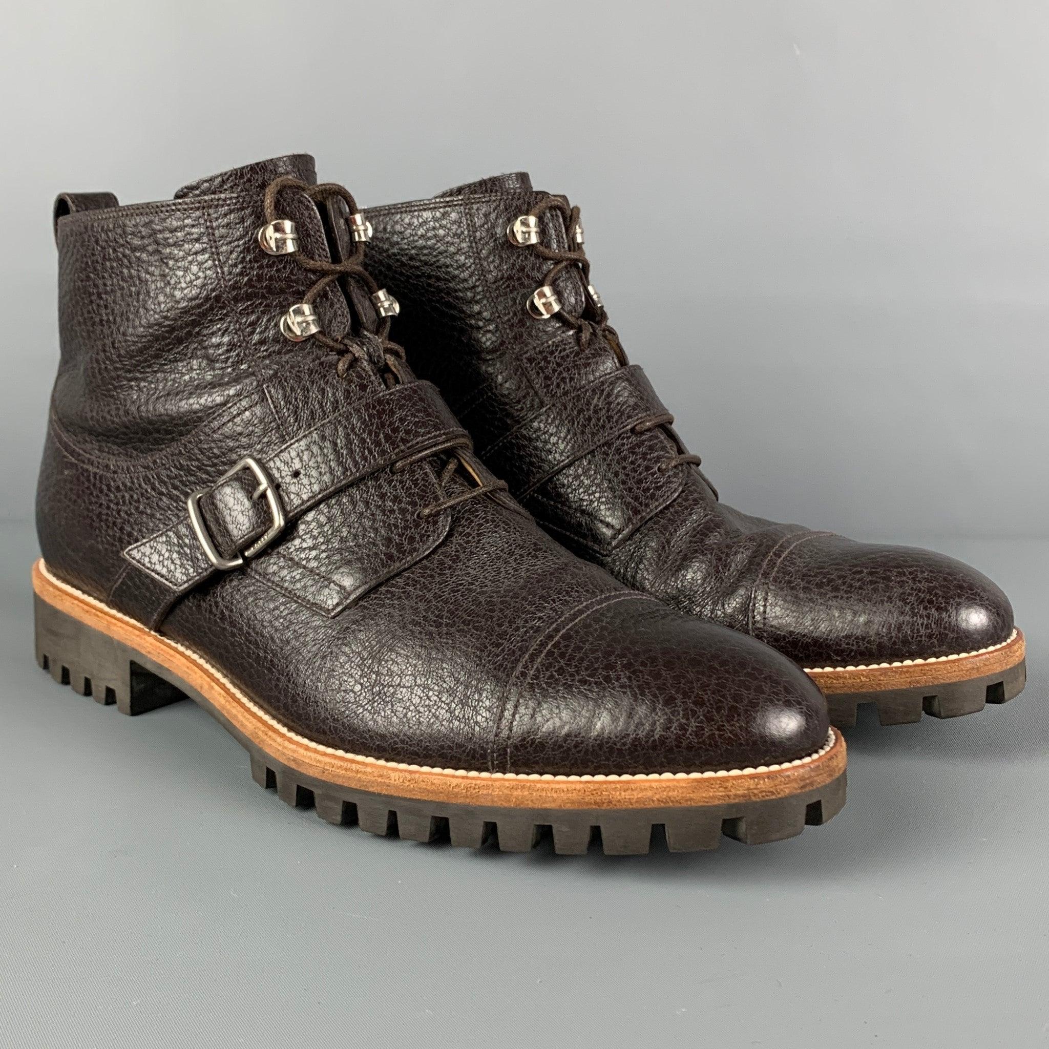 BALLY 'Powell' boots comes in a brown pebble grain leather featuring a cap toe, front strap detail, and a alce up closure. Made in Switzerland.
Very Good
Pre-Owned Condition. 

Marked:   EU 6.5 E / US 7.5 D  

Measurements: 
  Length: 11.5 inches 