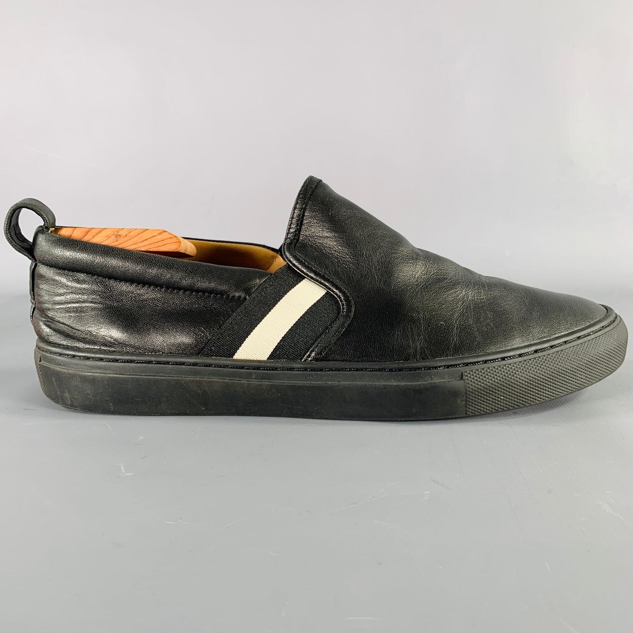 BALLY loafers
in a black leather featuring a black and white stripe elastic panels, rubber sole, and slip on closure. Very Good Pre-Owned Condition. Moderate signs of wear. 

Marked:   FO587 BOO1 HERALD/200Outsole: 11.5 x 4 inches 
  
  
 
Sui
