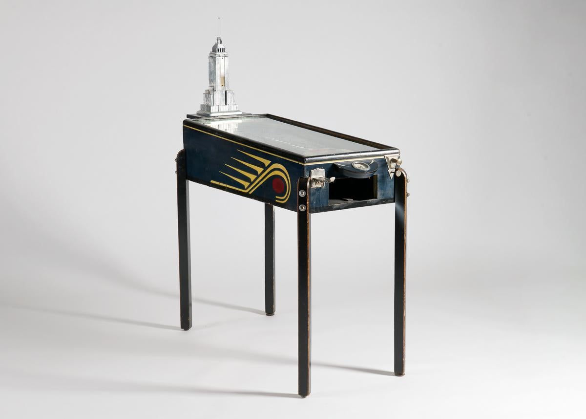 Dieser außergewöhnliche Flipper aus der Zeit der Depression stammt aus der persönlichen Sammlung von Thierry Despont (1948 - 2023), der vor allem für sein Architekturbüro bekannt ist, das maßgeblich an der Restaurierung der Freiheitsstatue, der