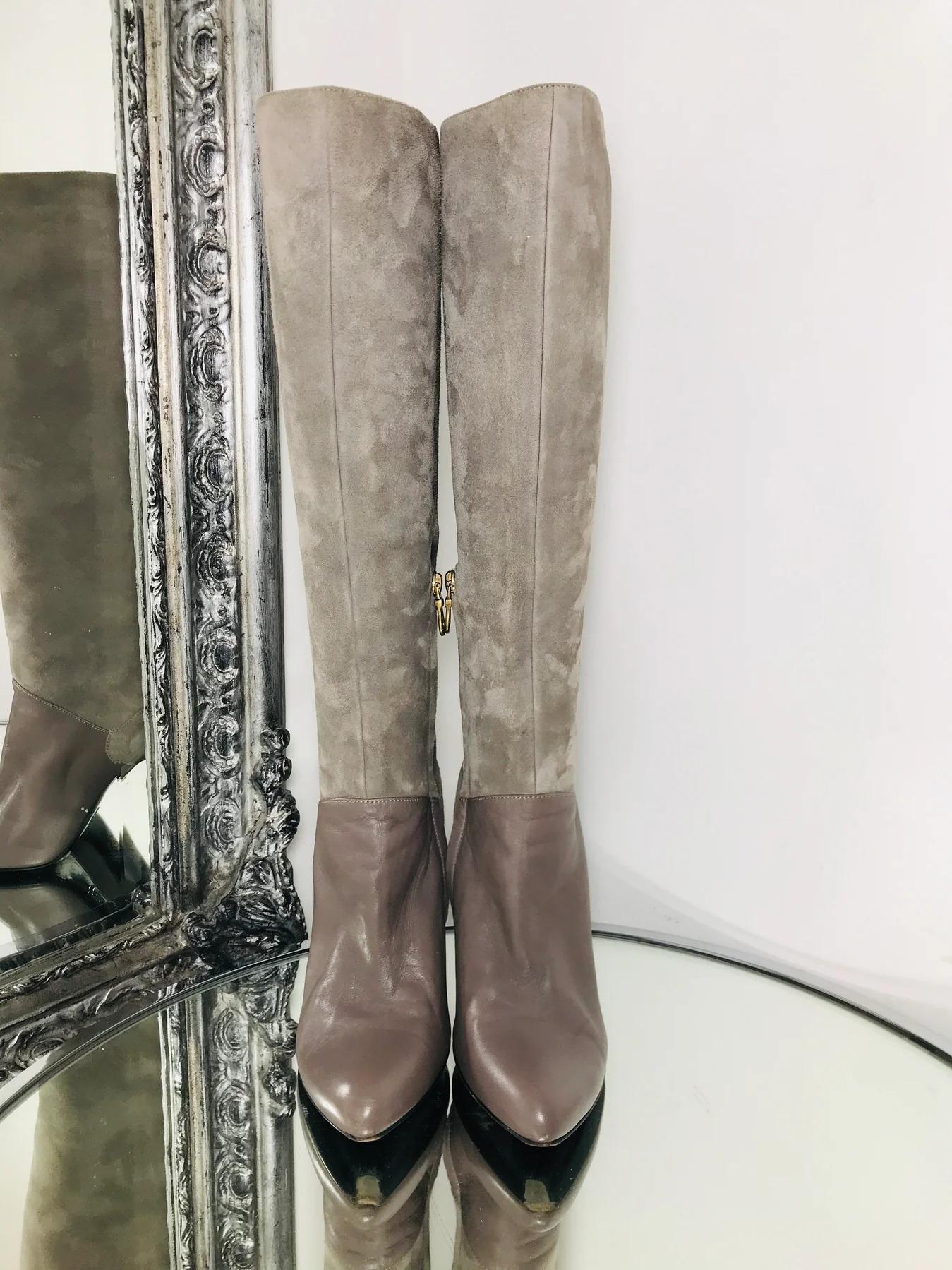 Bally Taupe Knee High Boots Crafted from Suede and Leather

Side 'BALLY' engraved zip fastening in gold toned hardware. Features a pointed toe and 10.5cm spool heel.

Additional information:
Size – 38
Condition – Very Good