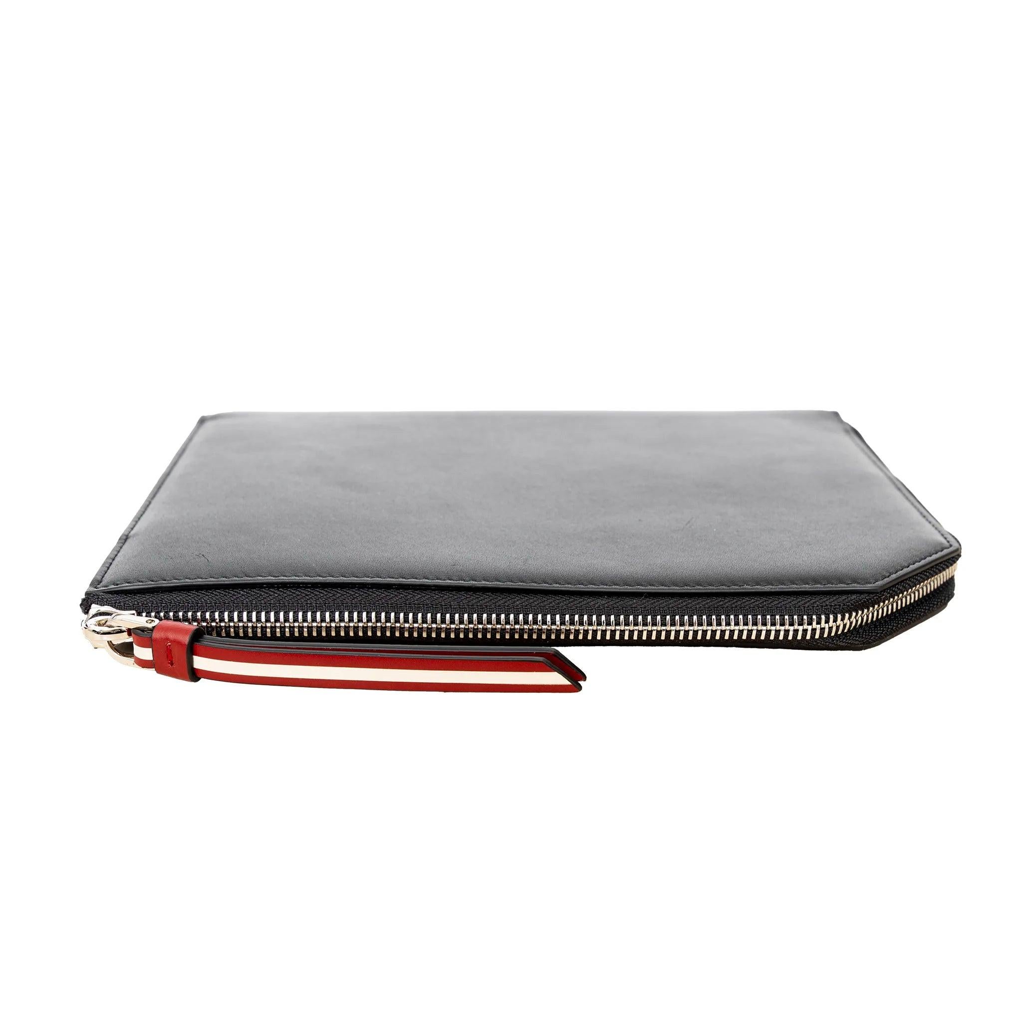 Fabriqué en cuir noir, cet accessoire chic de Bally offre un design épuré et minimaliste avec des rabats et des poches internes pour ranger en toute sécurité les billets, les devises et les cartes.
 Remarques : il y a quelques rayures.  
 Dimensions