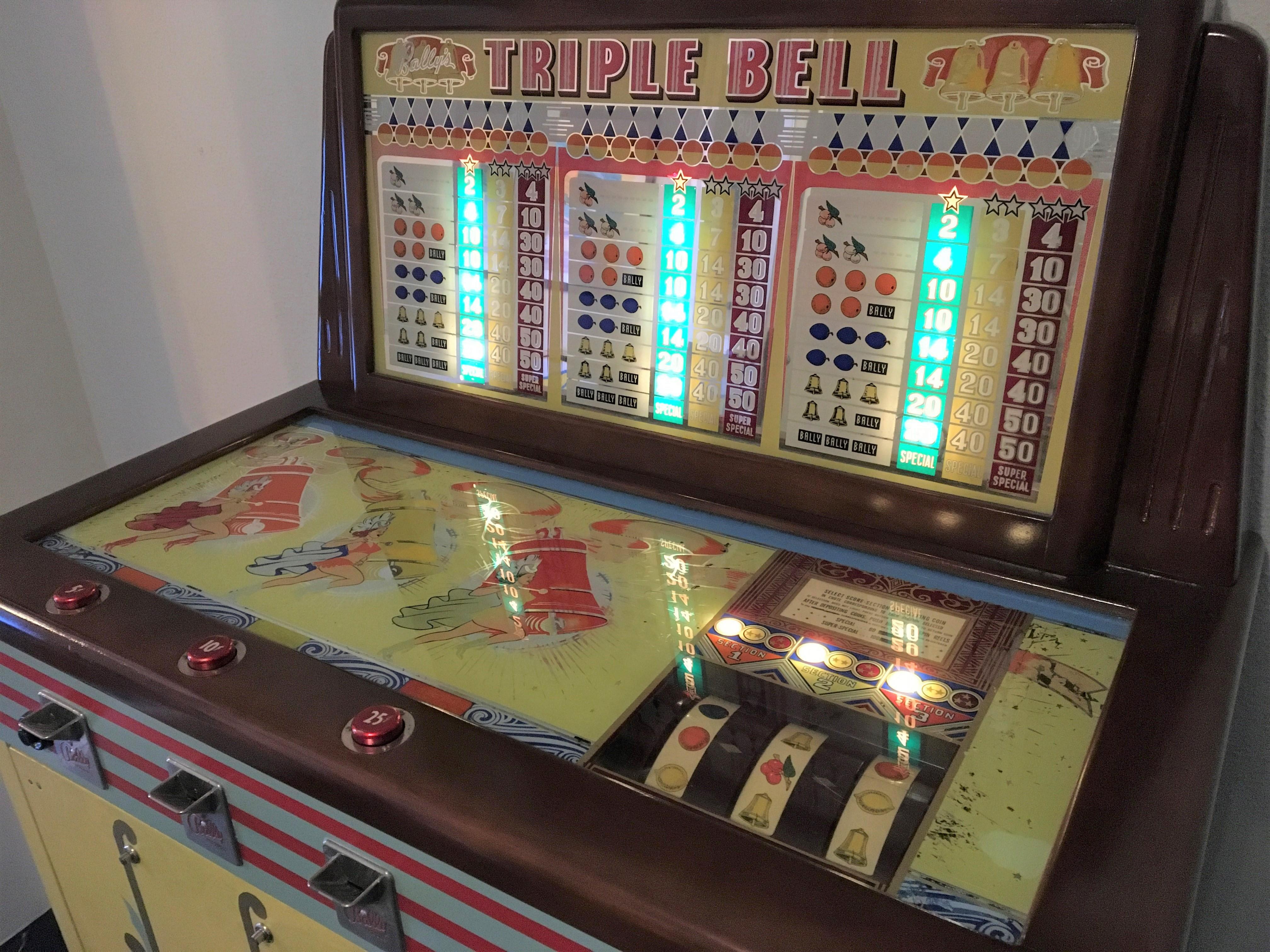Console à slot machine à trois cloches Bally, 1946 - En vente sur 1stDibs