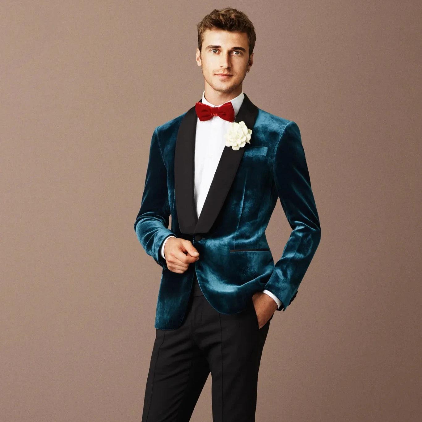 Blazer in velluto di Bally color verde scuro con rifiniture nere, dal lookbook della collezione Spring 2016: un abbigliamento da cerimonia audace e contemporaneo.
 Osservazioni: Qualche piccola imperfezione sul tessuto. 
 Materiale: 100% Viscosa 
