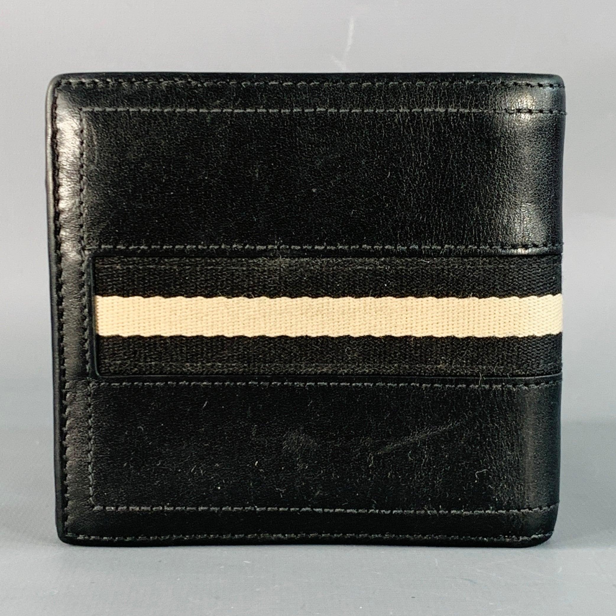 Vintage BALLY Brieftasche
aus schwarzem Leder mit schwarzem und weißem Canvas-Band-Design, mehreren Kartenfächern und einem Münzfach mit Druckknopf. Sehr guter, gebrauchter Zustand. 4,25 x 3,75 Zoll 
  
  
 
Sui Generis-Referenz: 140825
Kategorie: